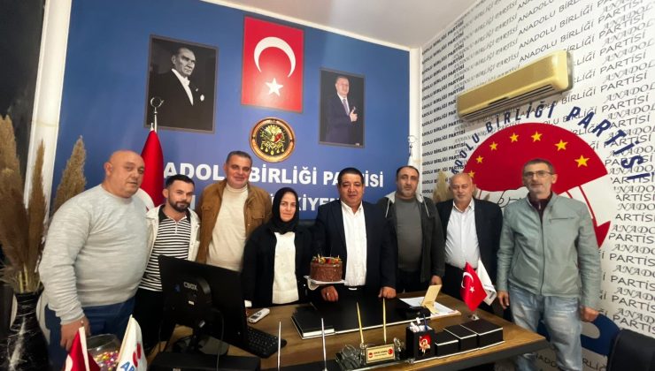 Anadolu Birliği Partisi Alanya İlçe Başkanı Şükrü Güneri’ye Makamında Doğum Günü Sürprizi