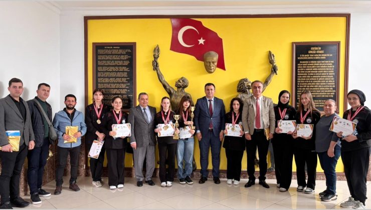 Alanya İlçe Milli Eğitim Müdürü  Yusuf Yılmaz, Ulusal Yemek Yarışması Şampiyonlarını ve okul idaresini makamında kabul ederek madalya ve hediyelerini verdi.