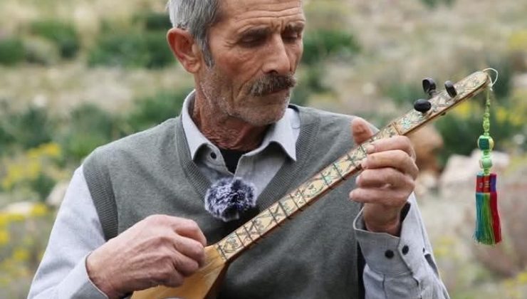 Antalya’nın Kaş ilçesinde yaşayan üç telli bağlama (cura) ustası Osman Kırca,