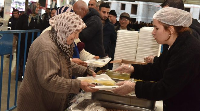 Kepez’in Çamlıbel, Göçerler ve Fatih mahalleleri iftar sofralarında buluştu