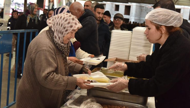 Kepez’in Çamlıbel, Göçerler ve Fatih mahalleleri iftar sofralarında buluştu