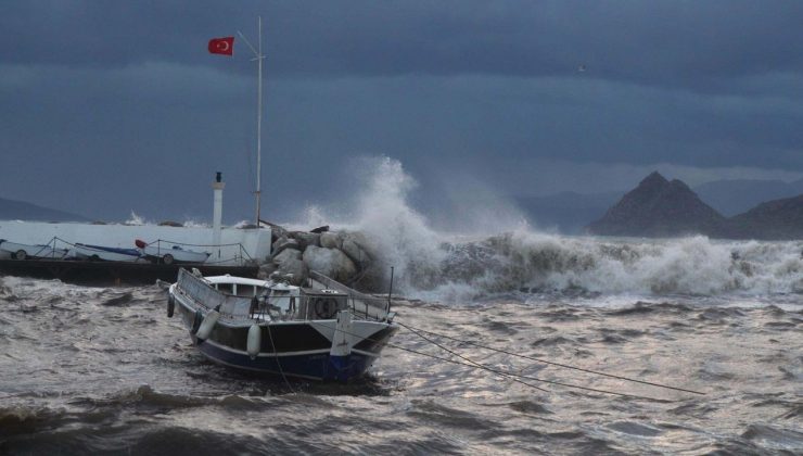 Bodrum’da fırtına etkili oldu: 8 tekne kıyıya sürüklendi