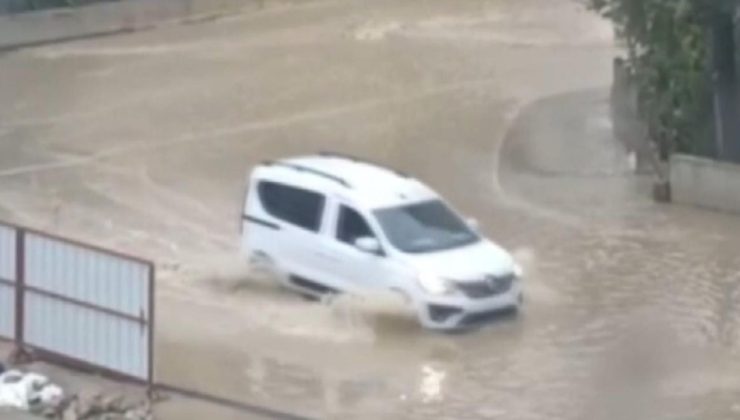 İzmir’de sağanak etkili oldu: Cadde ve sokaklarda su birikintileri oluştu