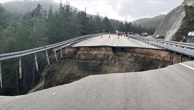 Kumluca–Kemer Kara Yolunda Göçük ve Heyelan: Ulaşım Tek Şeritten Sağlanıyor