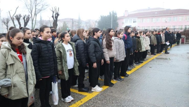 Okullarda 6 Şubat için saygı duruşunda bulunuldu