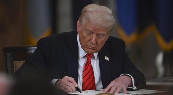 Trump, tüm ülkelere yüzde 10 tarife uygulanmasına ilişkin kararı imzaladı