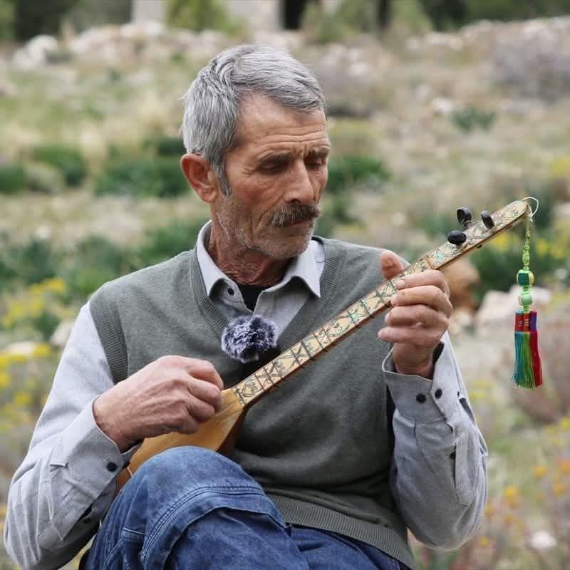 Antalya’nın Kaş ilçesinde yaşayan üç telli bağlama (cura) ustası Osman Kırca,