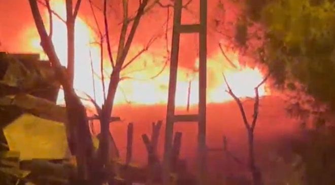Tuzla’da 2 gecekondu alev alev yandı