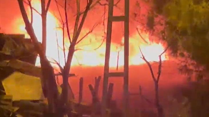 Tuzla’da 2 gecekondu alev alev yandı