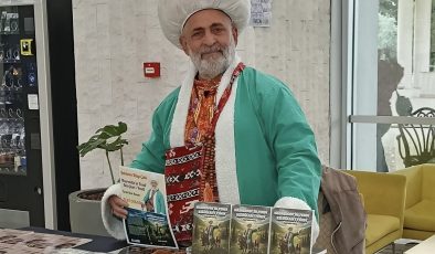 Alanyalı yazar Zeki Demir, Kepez Kitap Fuarı’nda okurlarıyla buluştu