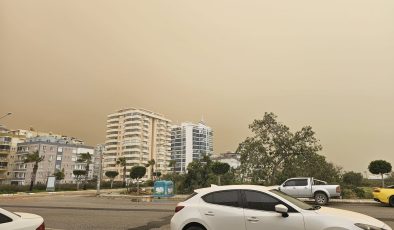 Alanya kum fırtınasına teslim: Mahmutlar çamur içinde