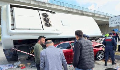 Bartın’da feci kaza! Halk otobüsü otomobilin üzerine devrildi: Çok sayıda yaralı var