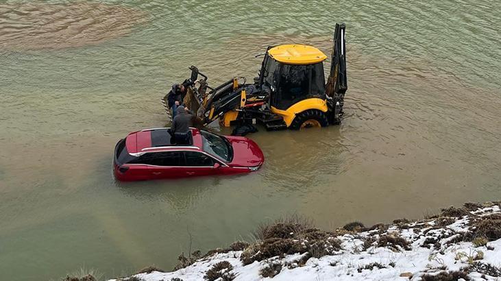 Sağanak yayla yolunu göle çevirdi, 4 kişilik aile mahsur kaldı