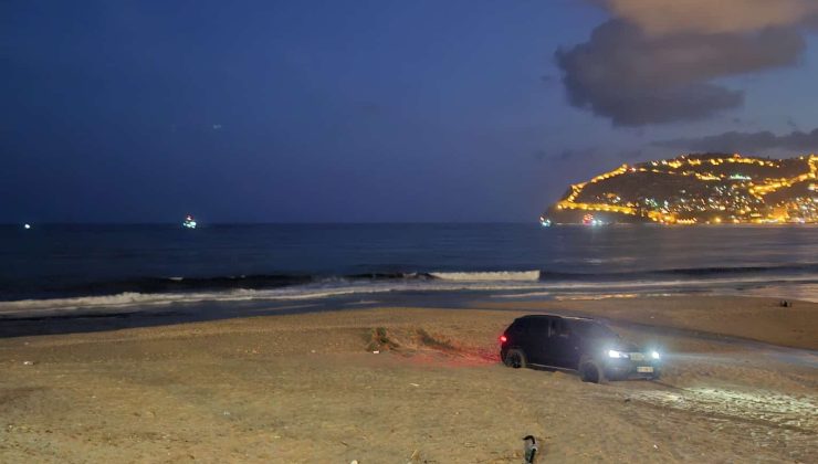 Alanya’da Sahile İnen Arazi Aracı Kuma Saplandı