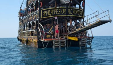 ALANYA’NIN DENİZDEKİ EFSANESİ: KORSANLARIN GERÇEK HİKAYESİ ‘PIRATES OF ALANYA’ SİZİ BEKLİYOR! 🏴‍☠️🌊