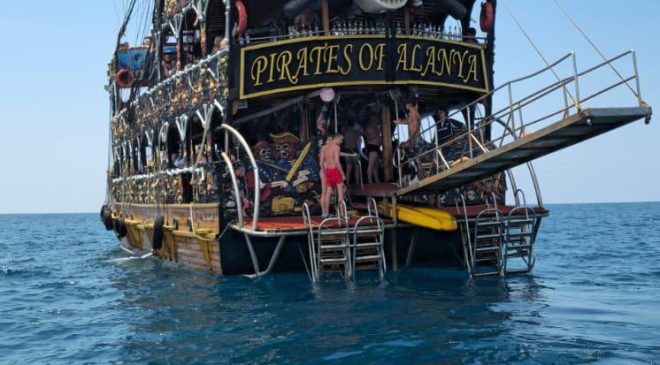 ALANYA’NIN DENİZDEKİ EFSANESİ: KORSANLARIN GERÇEK HİKAYESİ ‘PIRATES OF ALANYA’ SİZİ BEKLİYOR! 🏴‍☠️🌊
