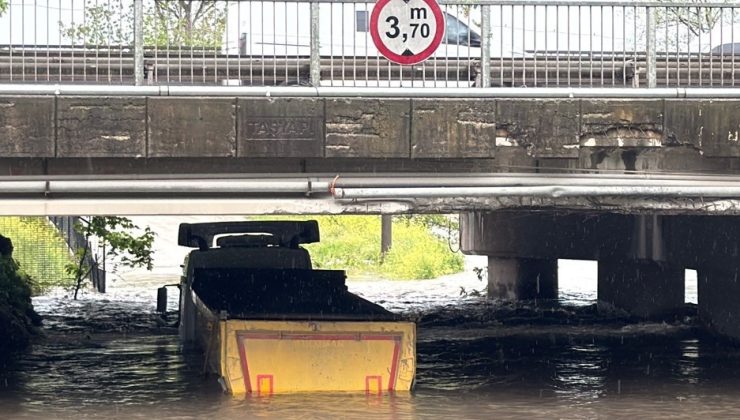 Alt geçit suyla doldu; mahsur kalan TIR şoförünü itfaiyeciler kurtardı
