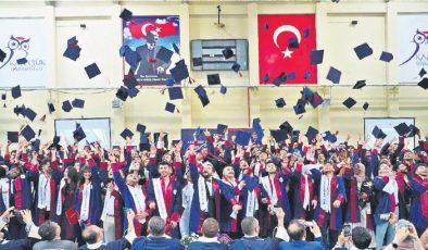 Anaokulundan üniversiteye… Kep attıran değil cep yakan tören