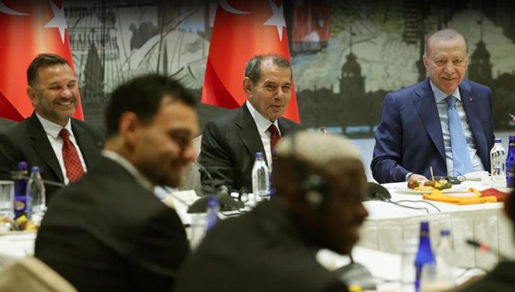 Cumhurbaşkanı Recep Tayyip Erdoğan, şampiyon Galatasaray’ı kupasıyla kabul etti