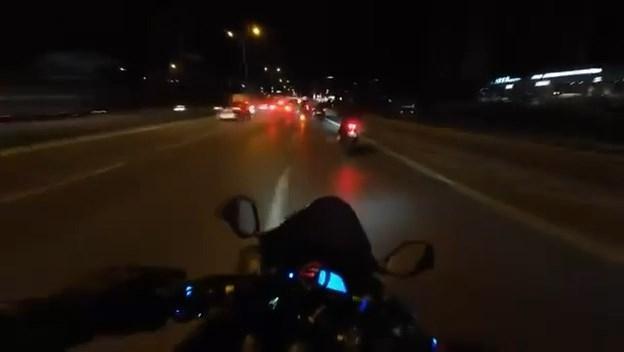 D-100’de saniyelerle gelen kurtuluş! Otomobil bariyerlere çarptı, motosikletli son anda kurtuldu