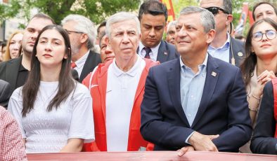 Gençlerle yürüyen Özel: Cumhuriyet’e sahip çıkıyorlar