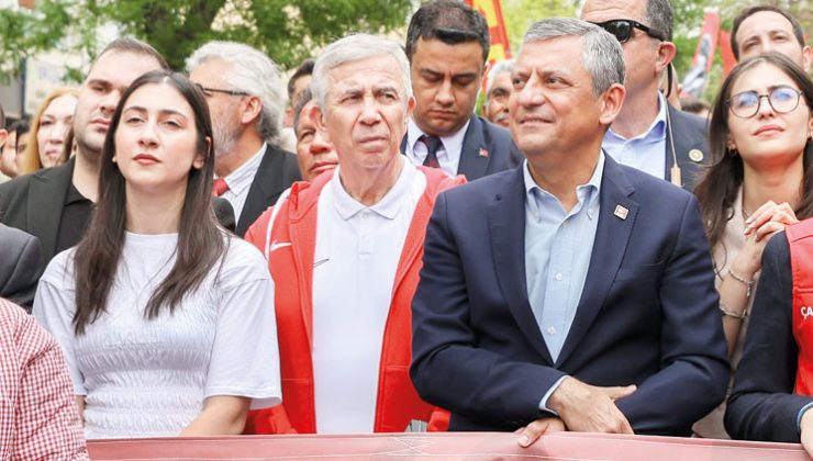 Gençlerle yürüyen Özel: Cumhuriyet’e sahip çıkıyorlar