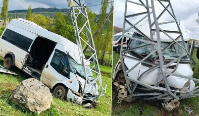 Hakkari’de elektrik direğine çarpan minibüsteki 11 kişi yaralandı