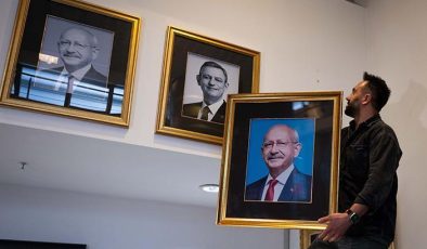 Kemal Kılıçdaroğlu’nun fotoğrafı CHP Genel Merkezi’ne yeniden asıldı