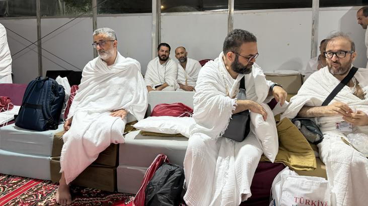 Milyonlarca Müslüman Arafat’ta! Türk hacı adayları da vakfe saatini bekliyor