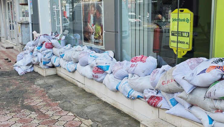 Sağanakla barajlar doldu taştı… Kum torbalı taşkın tedbiri