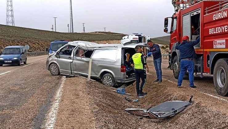 Sivas’ta korkunç kaza! Minibüs devrildi: Ölü ve yaralılar var