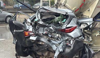 Tır ile tanker arasında sıkışan otomobil hurdaya döndü