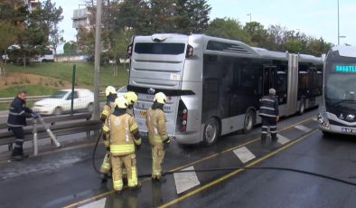 Üsküdar’da metrobüsün motor kısmında çıkan yangın söndürüldü