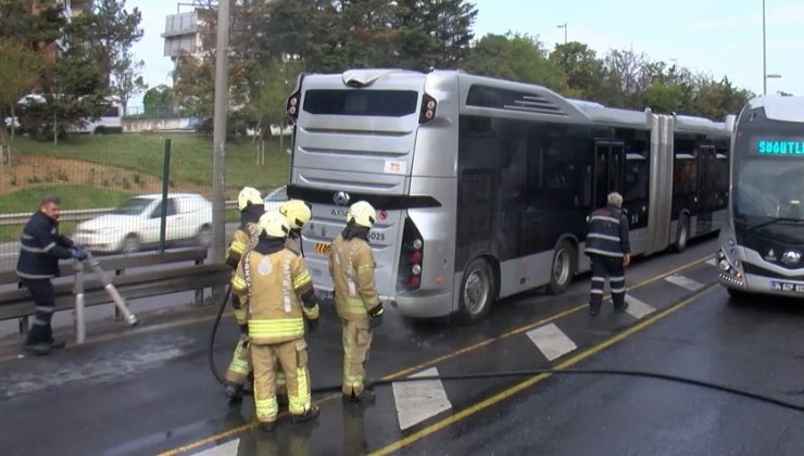 Üsküdar’da metrobüsün motor kısmında çıkan yangın söndürüldü