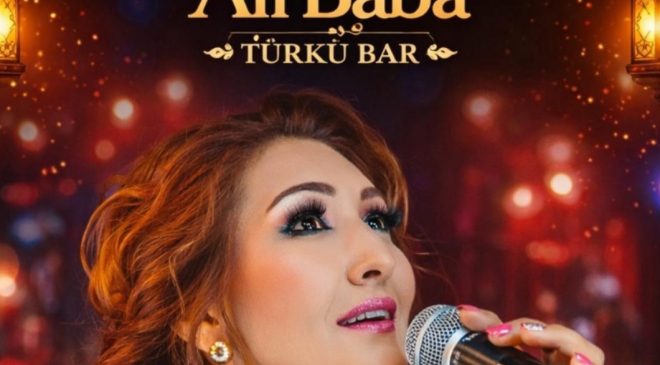 Alanya Sahnelerinin Güçlü Sesi Emine Şen Karaca, Müdavimlerini Coşturmaya Devam Ediyor