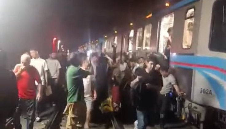 Gaziosmanpaşa’da trafoda çıkan yangın nedeniyle tramvay seferleri durdu