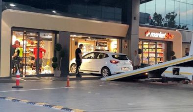 Bağcılar’da akılalmaz kaza! Otomobille akaryakıt istasyonu marketine daldı