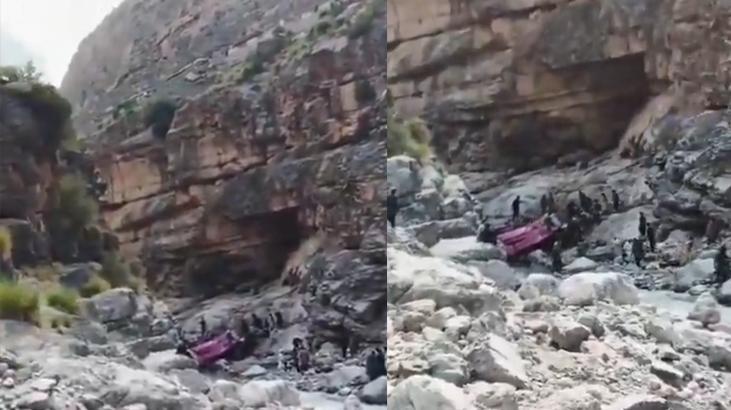 Pakistan’da yolcu otobüsü uçurumdan yuvarlandı! Çok sayıda can kaybı var